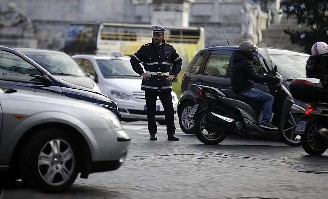 إجراءات لخفض التلوث بإيطاليا.. وحظر كامل للسيارات الخاصة أيام عيد الميلاد