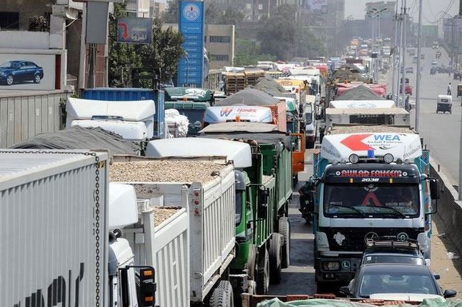 محافظ القليوبية يجدد مطالبته بمنع مرور النقل على طريق الإسكندرية الزراعي