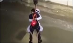 شاهد بالفيديو.. لحظات إنقاذ مواطن قطري غرق بسيارته في مياه الأمطار 