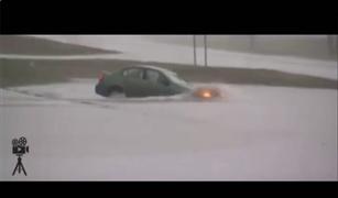 خطييير!!!!!! شاهد ماذا حدث.. سيدة تنزلق بسيارتها وتغمرها مياه الأمطار والفيضان 