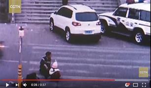 فيديو صادم ..  زوجان صينيان يدفعان بابنتهما أمام السيارات لابتزاز السائقين!