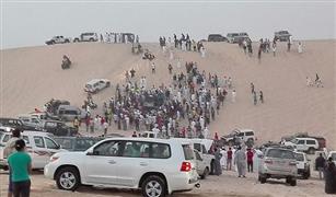 بالفيديو .. يفقد السيطرة علي سيارته الجيب فتنقلب علي الرمال