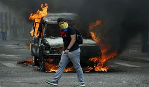مظاهرة في فنزويلا بالسيارات.. والشرطة تطاردها بقنابل الغاز 