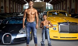 كريستيانو رونالدو وابنه  يستعرضوا عضلاتهم وسياراتهم الجديدة 