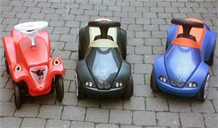 100 متسابق يشاركون في سباق سيارات الأطفال في ألمانيا