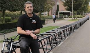 36 مترا.. "ميجي فان تحتفظ بلق أطول دراجة في العالم للعام الرابع| فيديو