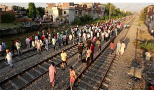 قطار في الهند يدهس 14 عاملا كانوا نائمين على خط السكك الحديد