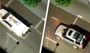شاهد.. «عصابة» تهرب برهائن مقيدين فوق أسقف السيارات بعد «سرقة بنك» |فيديو