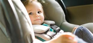 «التكنيك» الصحيح لوضع طفلك في كرسي السيارة.. حتى لا يصبح مثل عدمه