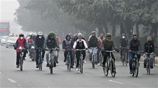 خوفا من الموت خنقا: سائقو الدراجات الهوائية يجوبون شوارع لاهور لحث السكان على التخلي عن سياراتهم