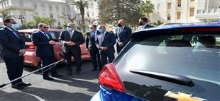 «الرئيس السيسى» يتفقد نماذج السيارات الكهربائية المنتظر توطين صناعتها محليا