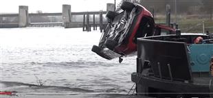 بقيت يومين في المياه.. انتشال سيارة سقطت في نهر | فيديو