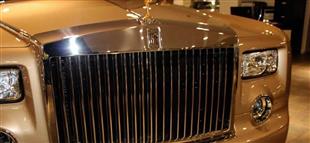 النسخة الوحيدة في العالم... دبي تعرض سيارة رولز رويس أسطورية مطلية بالذهب 