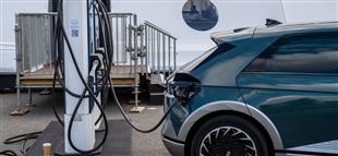 تصدقوا :20 % من السيارات الجديدة المُباعة في كاليفورنيا عام 2022 كهربائية أو هجينة