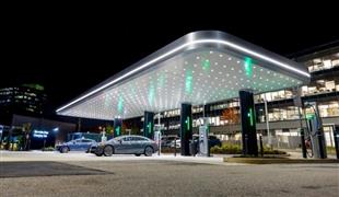 مرسيدس-بنز تفتتح أول محطة شحن للسيارات الكهربائية في أمريكا 