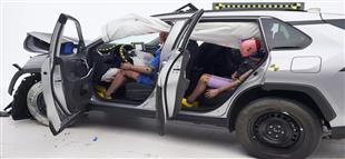 معهد التأمين للسلامة على الطرق السريعة يكشف عن مفاجأة: المقعد الخلفي في سيارات SUV غير آمن