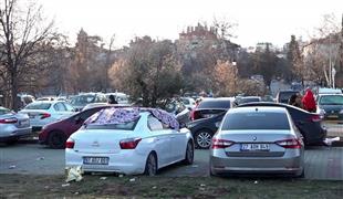 الناجون من زلزال تركيا يستخدمون السيارات للوقاية من درجات الحرارة المنخفضة