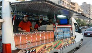 تنفيذا لتوجيهات الرئيس السيسى  :تسليم ١٠ سيارات طعام متنقلة مجهزة لبدء عدد من ذوى الهمم مشروعهم الخاص