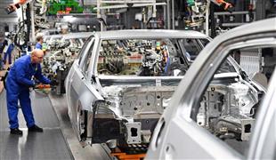 أزمة الدولار تضرب مصانع السيارات الباكستانية... الشركات تعلن توقف الإنتاج