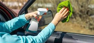 مزيج سحري..  طريقة تنظيف زجاج سيارتك بشكل أفضل من الورش الاحترافية