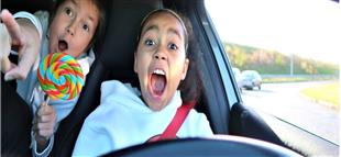 طبيبة نفسية تقدم حيلا بسيطة للسيطرة على أطفالك في السيارة أثناء القيادة