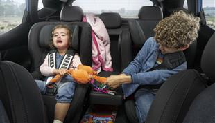 كيف تسيطر على فوضى أطفالك وتحميهم أثناء قيادة السيارة؟