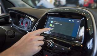 تزويد السيارات الذكية ببرامج Zoom وYouTube 