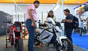 الهند تعتزم خفض الدعم الموجه لصناعة الدراجات الكهربائية