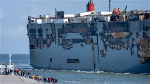 المهمة الأخطر تبدأ.. نقل آلاف السيارات من عرض البحر بعد احتراق السفينة «فريمانتل هايواي»