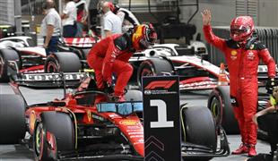 كارلوس ساينز يتوج بسباق جائزة سنغافورة لسيارات فورمولا-1