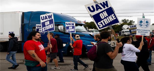 مفاجأة واستمرار الازمة  نقابة عمال السيارات الأمريكية تهدد بالإضراب في مزيد من المصانع يوم الجمعة