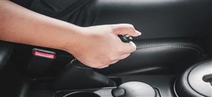 خطأ شائع يقضي على فرامل اليد في سيارتك.. كيف تطيل عمرها الافتراضي؟