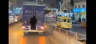مشهد يثير ضجة بالسعودية.. سيدة متعلقة على سيارة نقل في الرياض