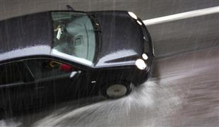 مع تحذيرات الارصاد الجوية بسقوط الأمطار .. كيف تقود سيارتك بأمان تحت المطر 