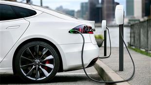 عكس المتوقع.. خبير طاقة يشرح أيهما أفضل في إعادة التدوير.. سيارات البنزين أم الكهرباء؟ 