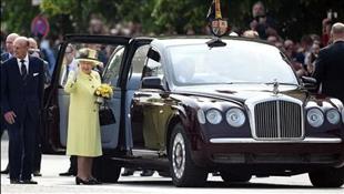 للتاريخ : سيارة ملكة بريطانيا الراحلة إلى قاعة عرض سيارات بنتلي 
