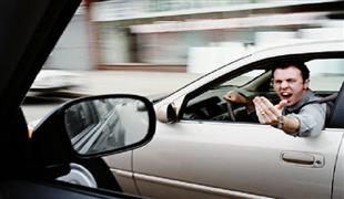 «غضب الطريق».. كيف تسيطر على أعصابك أثناء القيادة في رمضان؟ نصائح ذهبية من خبير صحة نفسية
