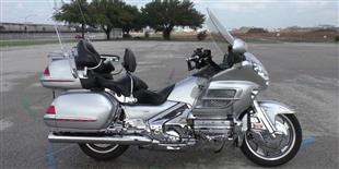 لعشاق السرعة والفخامة.. مواصفات وسعر الدراجة هوندا جولد وينج موديل 2005 في سوق المستعمل