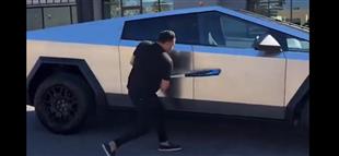 تحطيم سيارة «تسلا» الجديدة بقضيب حديدي.. فيديو يشعل وسائل التواصل الاجتماعي