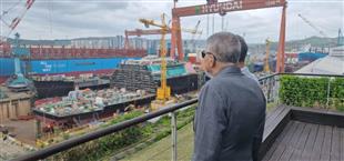 رئيس قناة السويس يستقبل مسئول كبير بـ«هيونداي» لبحث نقل خبرات تكنولوجيا بناء السفن ومحطات التموين العملاقة